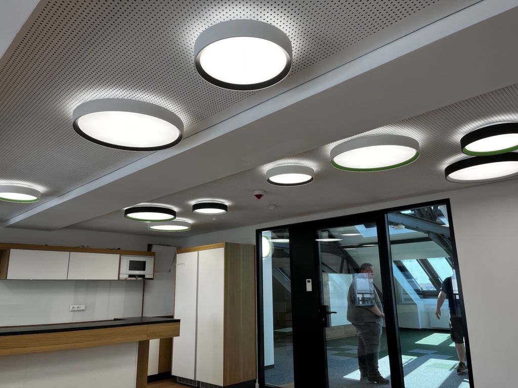 Empfangsbereich mit moderner Deckenbeleuchtung