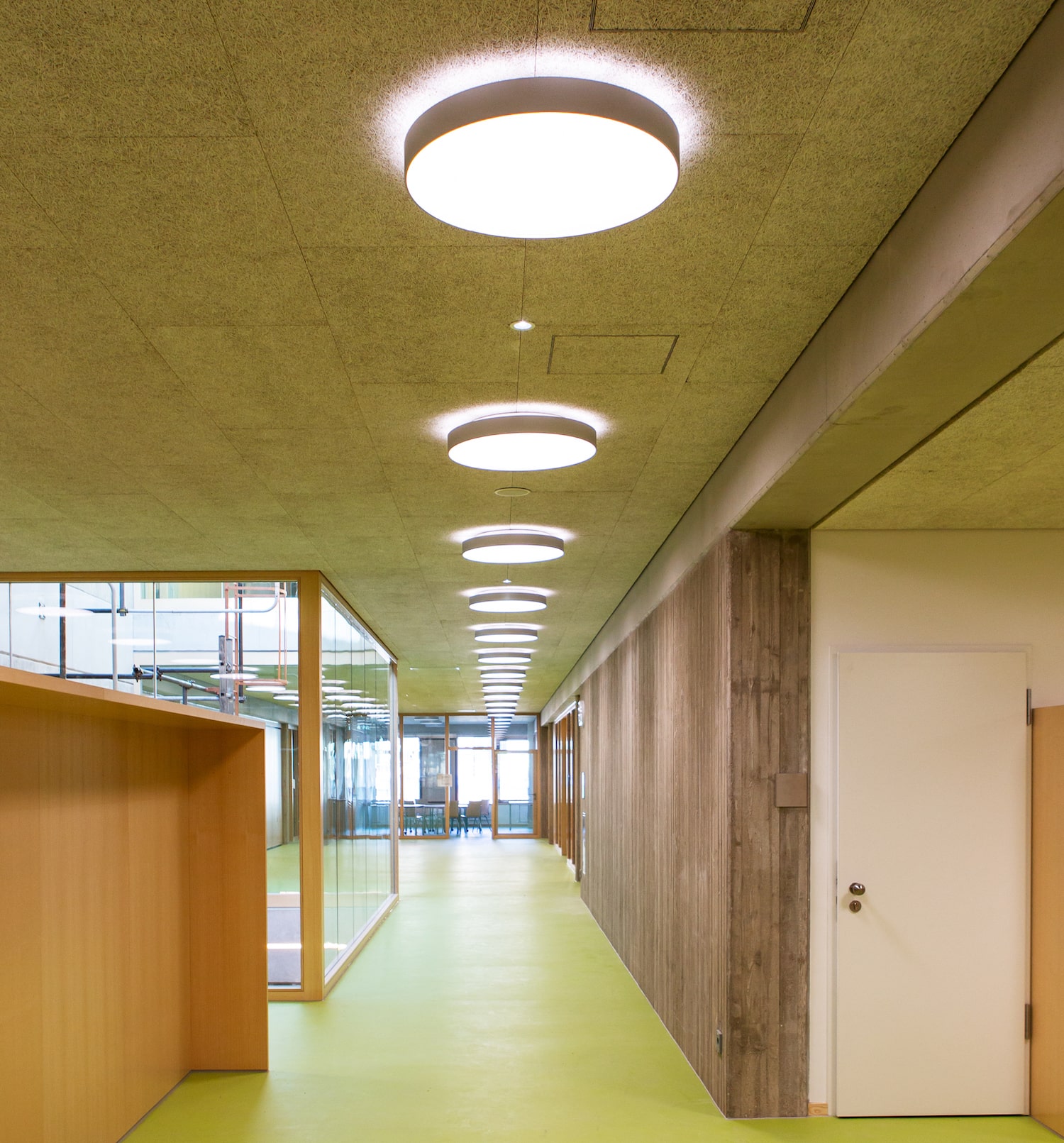 Beleuchtungs­konzepte von SARO-lux - Büroflur mit Deckenleuchten