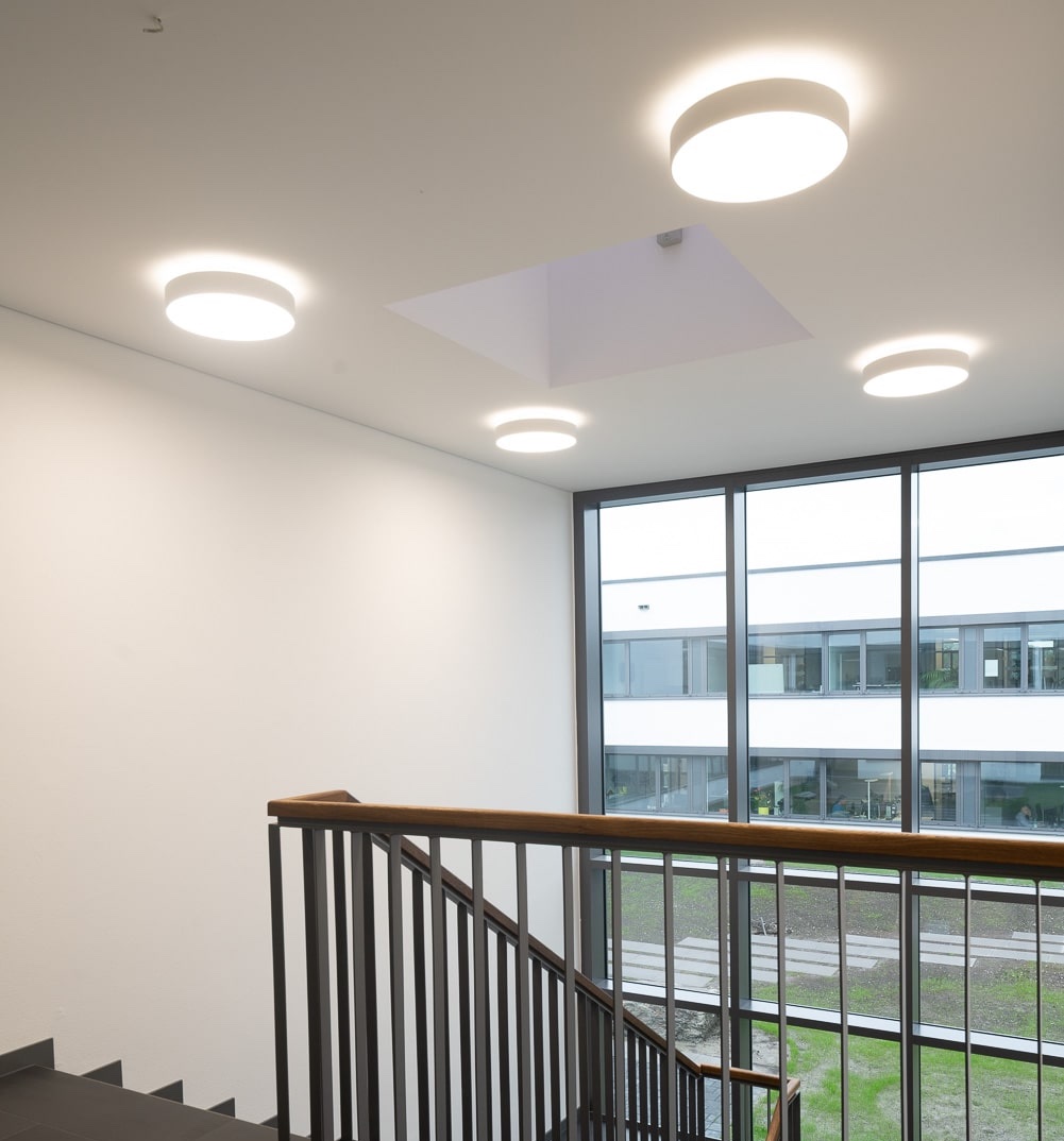 Beleuchtungs­konzepte von SARO-lux - Flur mit Treppe - Deckenleuchten