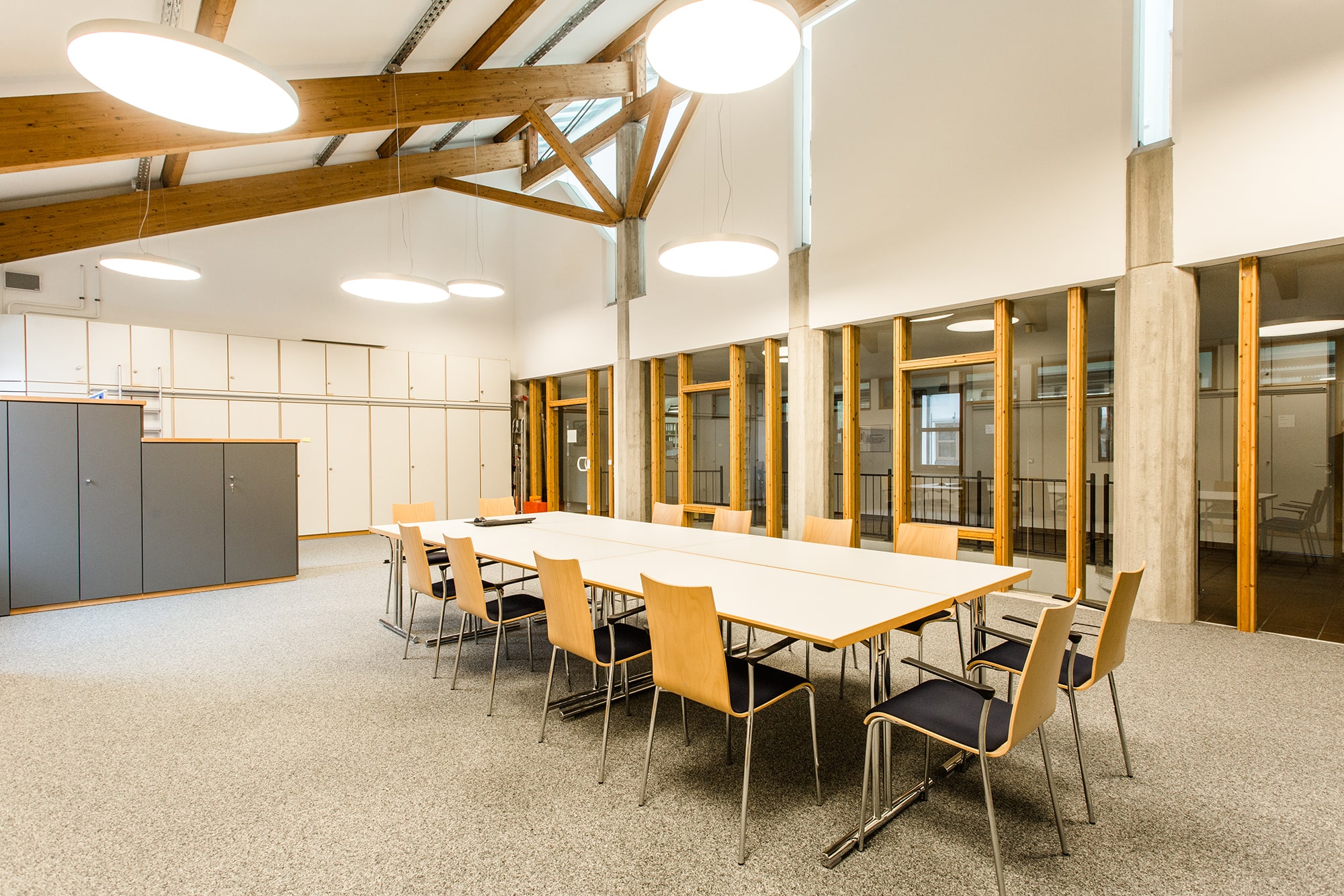 LED Pendelleuchte im Büro für den professionellen Einsatz