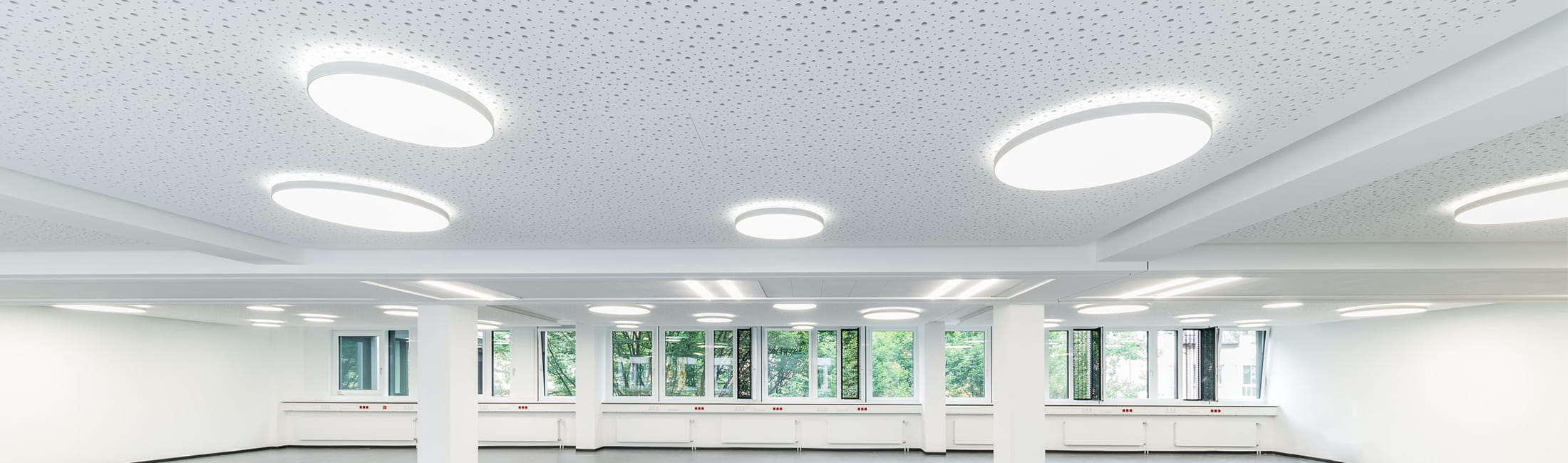 Beleuchtung mit flachen LED Leuchten.