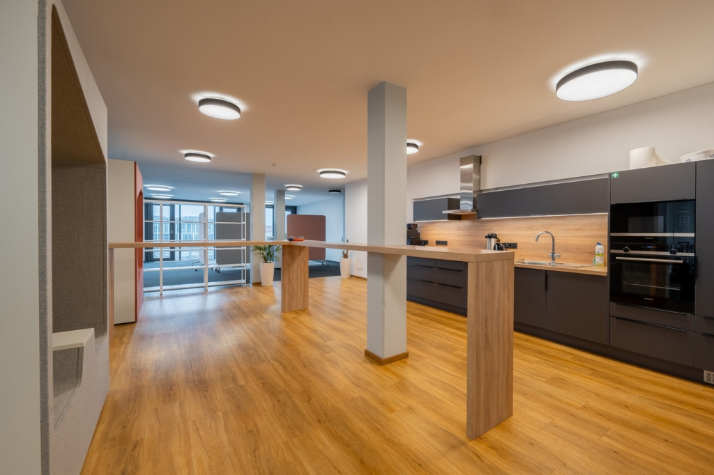 Ein beleuchteter Empfangsbereich zu einer modernen Küche