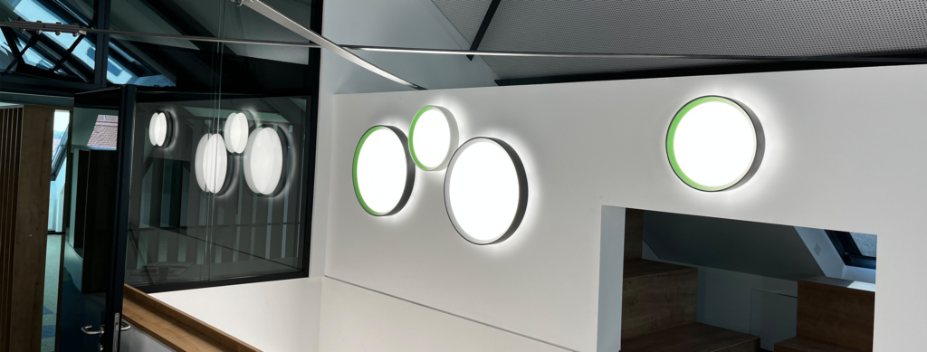 SARO lux LED Wandleuchten im Hausgang 01