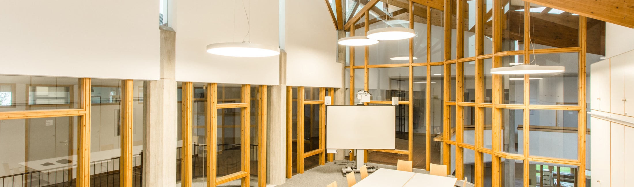 Eine LED Pendelleuchte im Büro