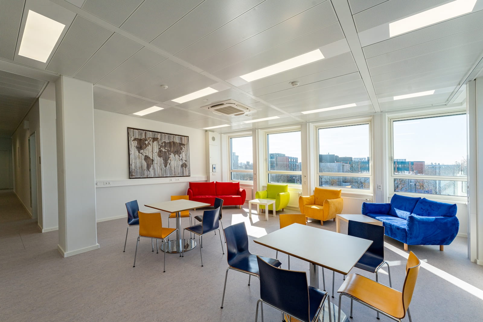 Moderne Büro Lounge mit energieeffizienter LED Deckenbeleuchtung