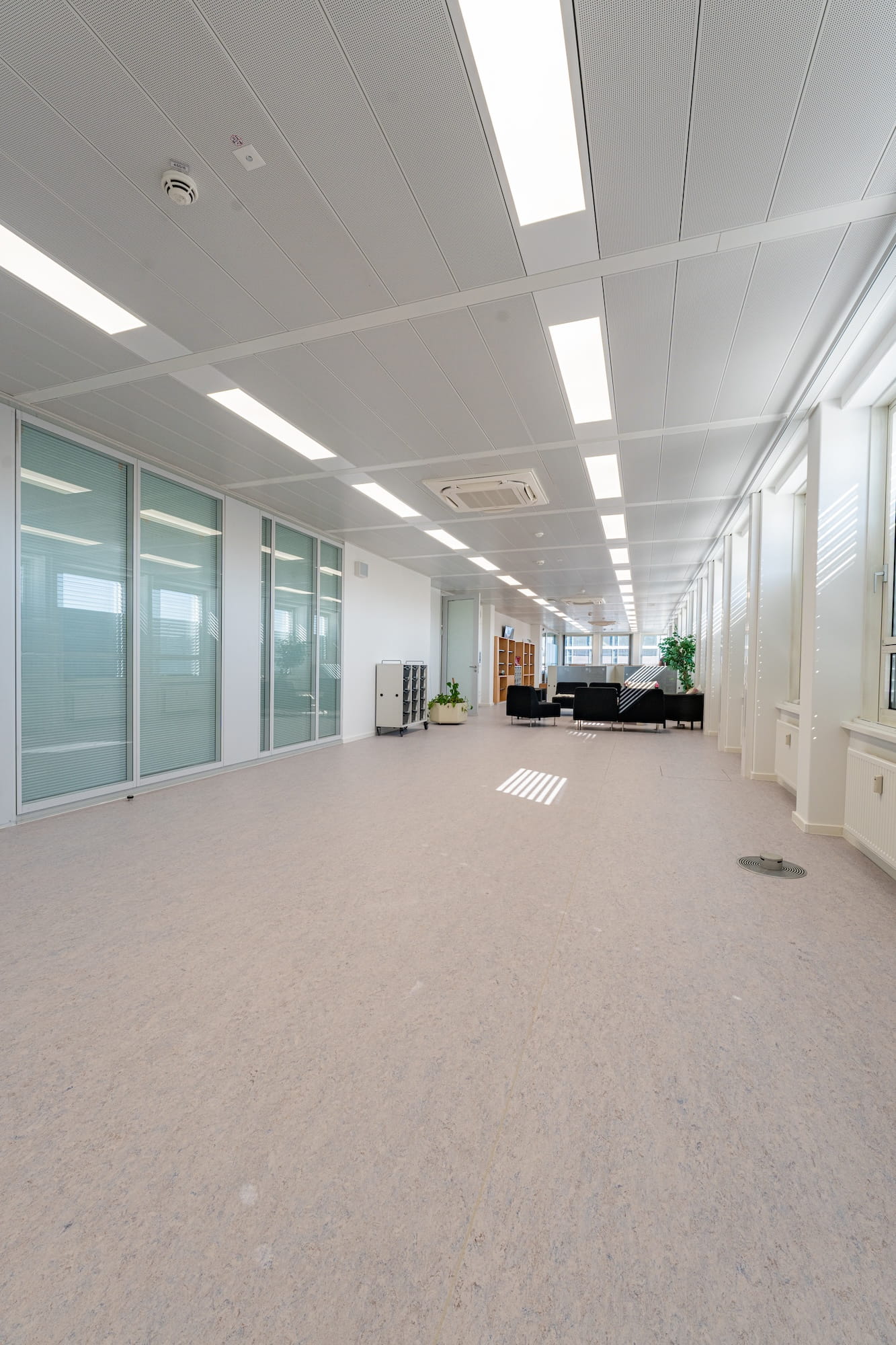 Moderner Flur mit durchgehender LED-Deckenbeleuchtung