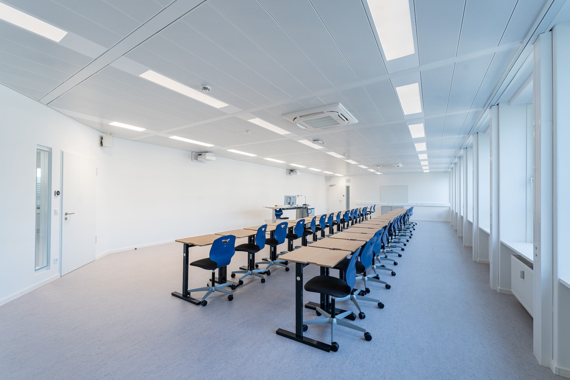 Seminarraum mit LED-Lichtbändern und Reihenbestuhlung