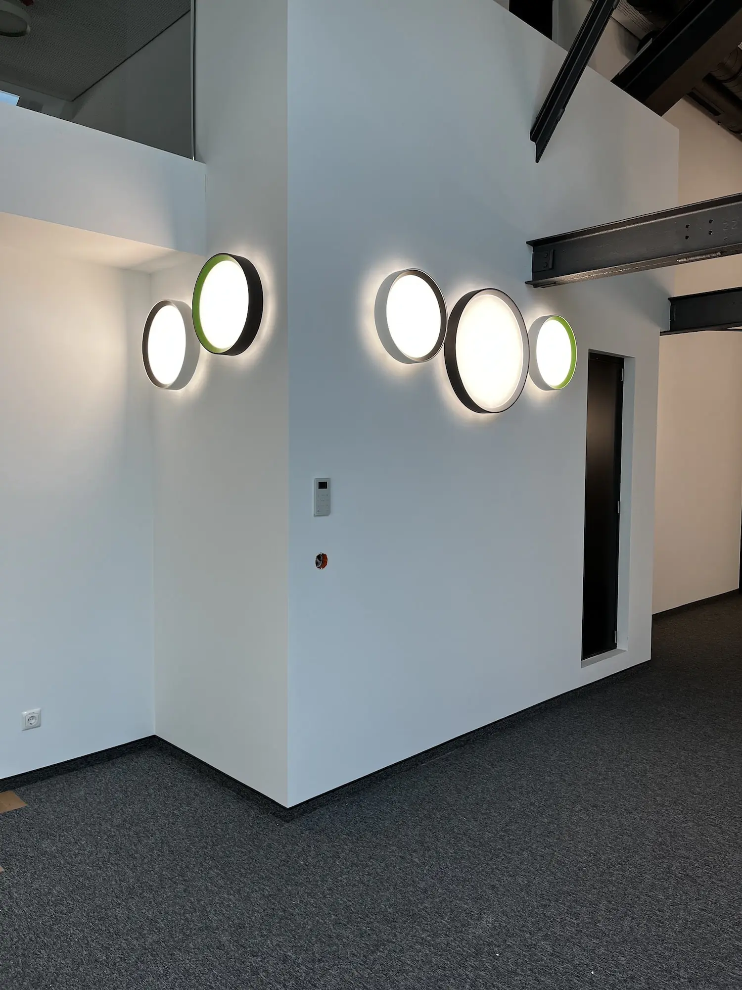 LED Leuchten für ihr Büro - Deckenleuchten, Wandleuchten, Einbauleuchten und vieles mehr.