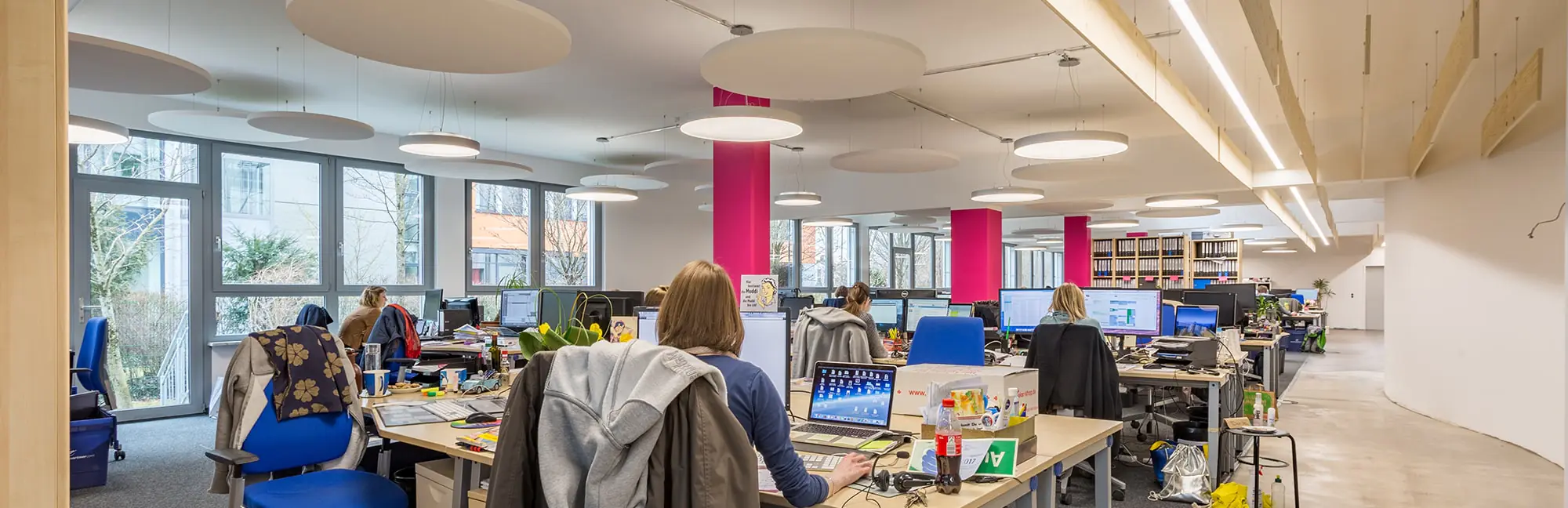 Das Licht des Tages und die Bürobeleuchtung am Arbeitsplatz