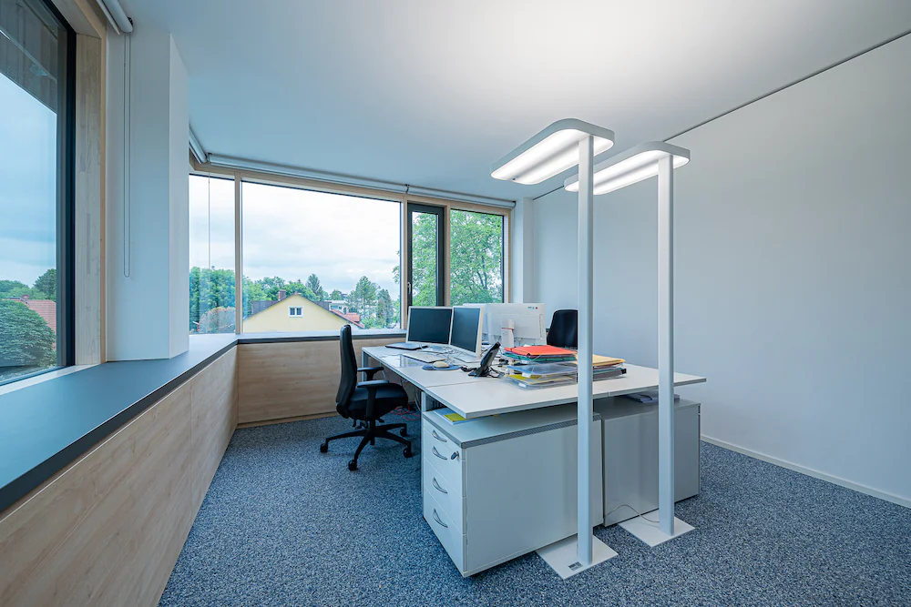 LED Stehleuchten von SARO-lux für Ihre Büros.