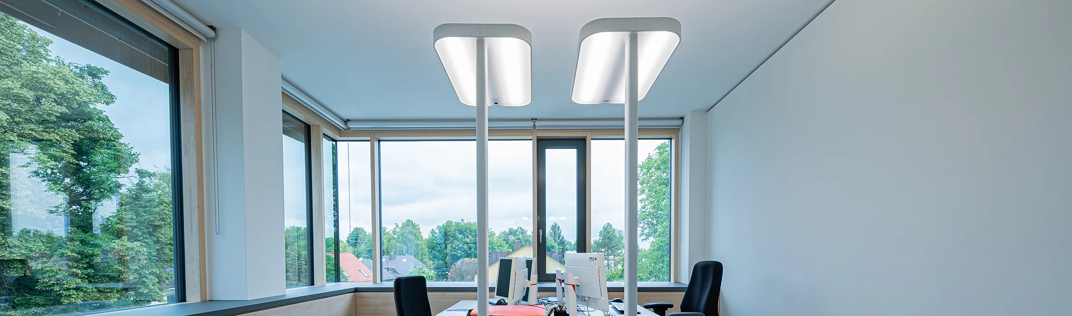 Eine Büro Stehleuchte mit LED für die optimale Ausleuchtung