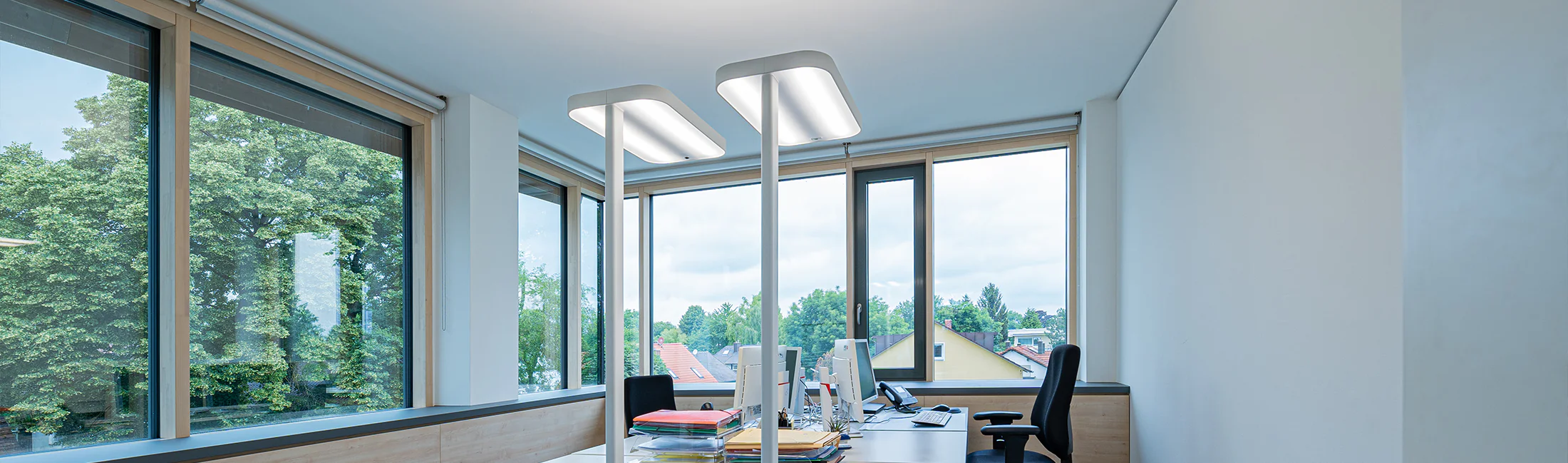 Eine Büro Stehleuchte mit LED optimale die Ausleuchtung für