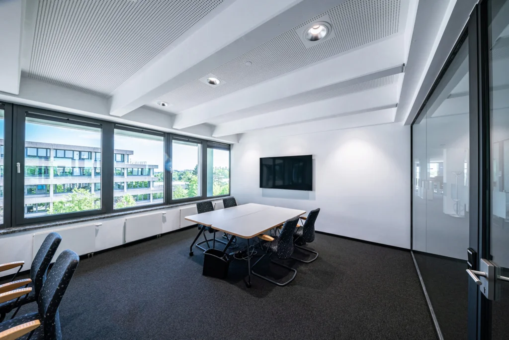 Unio 620 LED Einbau-Downlight Projekt Bild Office mit Schreibtisch